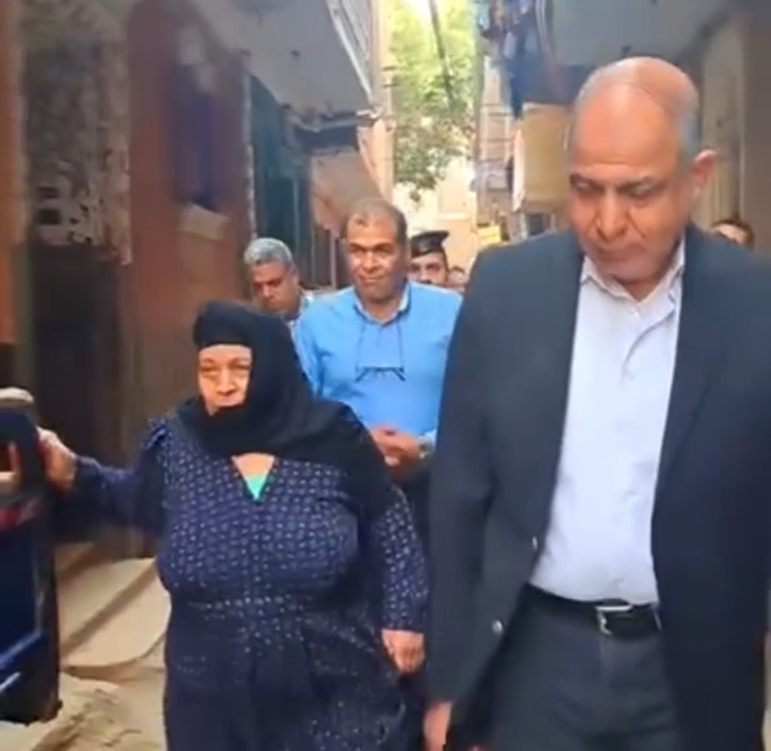 محافظ المنيا يستجيب لاستغاثة سيدة مسنّة فقدت منزلها ويوجّه باستخراج رخصة بناء جديدة فورًا