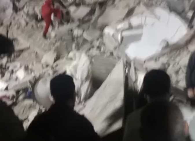 أب ينهار باكيًا بعد فقدان نجله طالب الثانوية تحت أنقاض عقار السيدة زينب