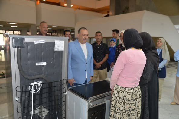 في لفتة إنسانية مؤثرة.. محافظ أسيوط يسلم 