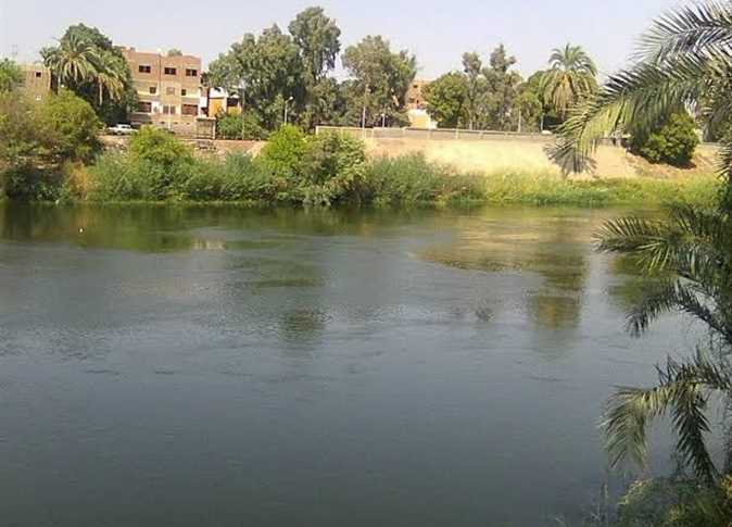 سقوط تروسيكل يقل 3 أشخاص بنهر النيل في أسيوط