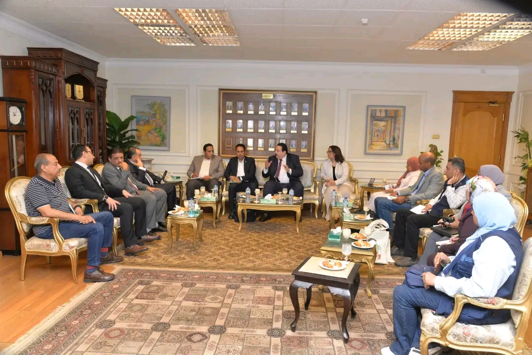 محافظ أسيوط يستقبل وفد 