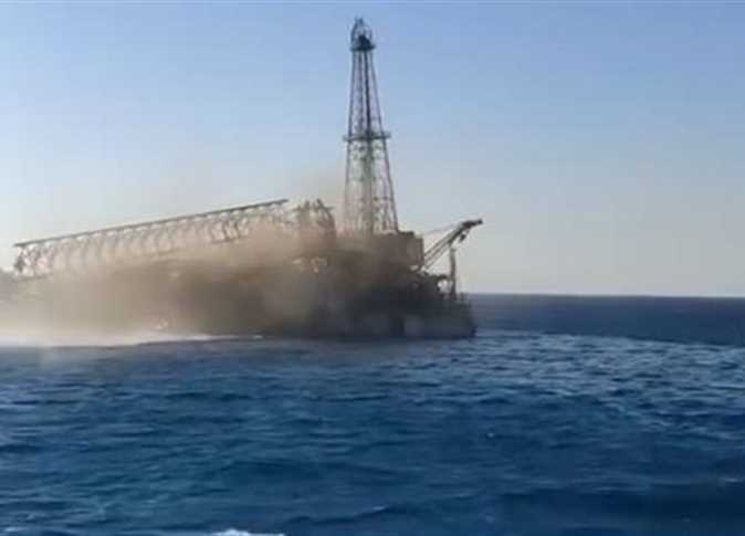 انتشال جثتين وإنقاذ 21 من طاقم حفار البترول الغارق بجبل الزيت.. وجار البحث عن آخرين