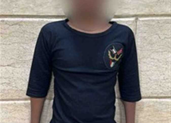فيديو لهو طفل بمنتصف أحد المحاور بالمقطم
