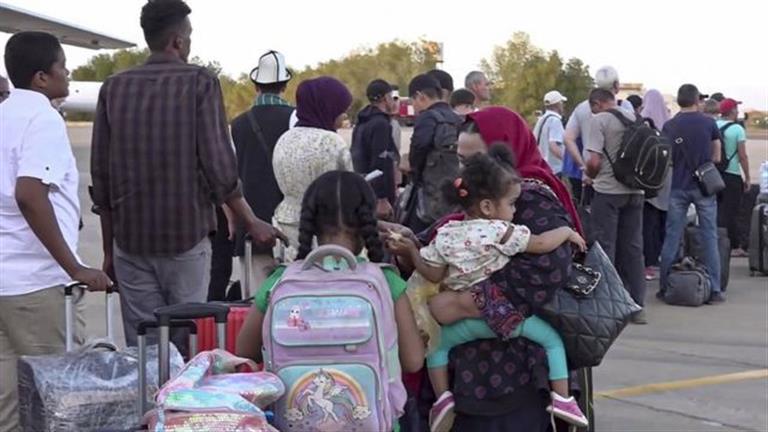 مصر تُسيّر قطارًا مخصصًا لنقل السودانيين الراغبين في العودة الطوعية عبر أسوان