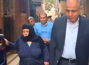 محافظ المنيا يستجيب لاستغاثة سيدة مسنّة فقدت منزلها ويوجّه باستخراج رخصة بناء جديدة فورًا