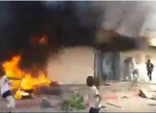 متظاهرون يقومون بإحراق مبنى السفارة الفرنسية في الكونغو