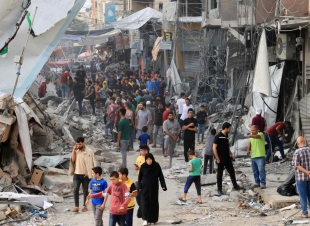 إسرائيل تقتل 20 فلسطينيًا في غارات جوية بعد أن وافقت على إرسال بعض المساعدات إلى غزة