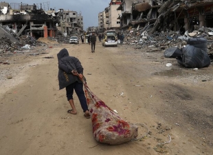 أفاد المسعفون أن الهجمات الإسرائيلية أسفرت عن مقتل 21 شخصاً على الأقل في غزة