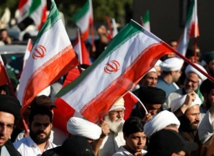 إيران تودع جثامين كبار القادة العسكريين والعلماء الذين سقطوا بفعل إسرائيل