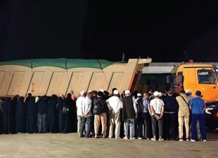 ضبط 3 مواطنين حاولوا تهريب 108 وافدين إلى مكة عبر 