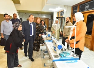 محافظ أسيوط يسلم ماكينات خياطة حديثة لذوي الإعاقة السمعية دعمًا للتمكين الاقتصادي والاجتماعي