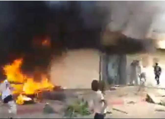 متظاهرون يقومون بإحراق مبنى السفارة الفرنسية في الكونغو