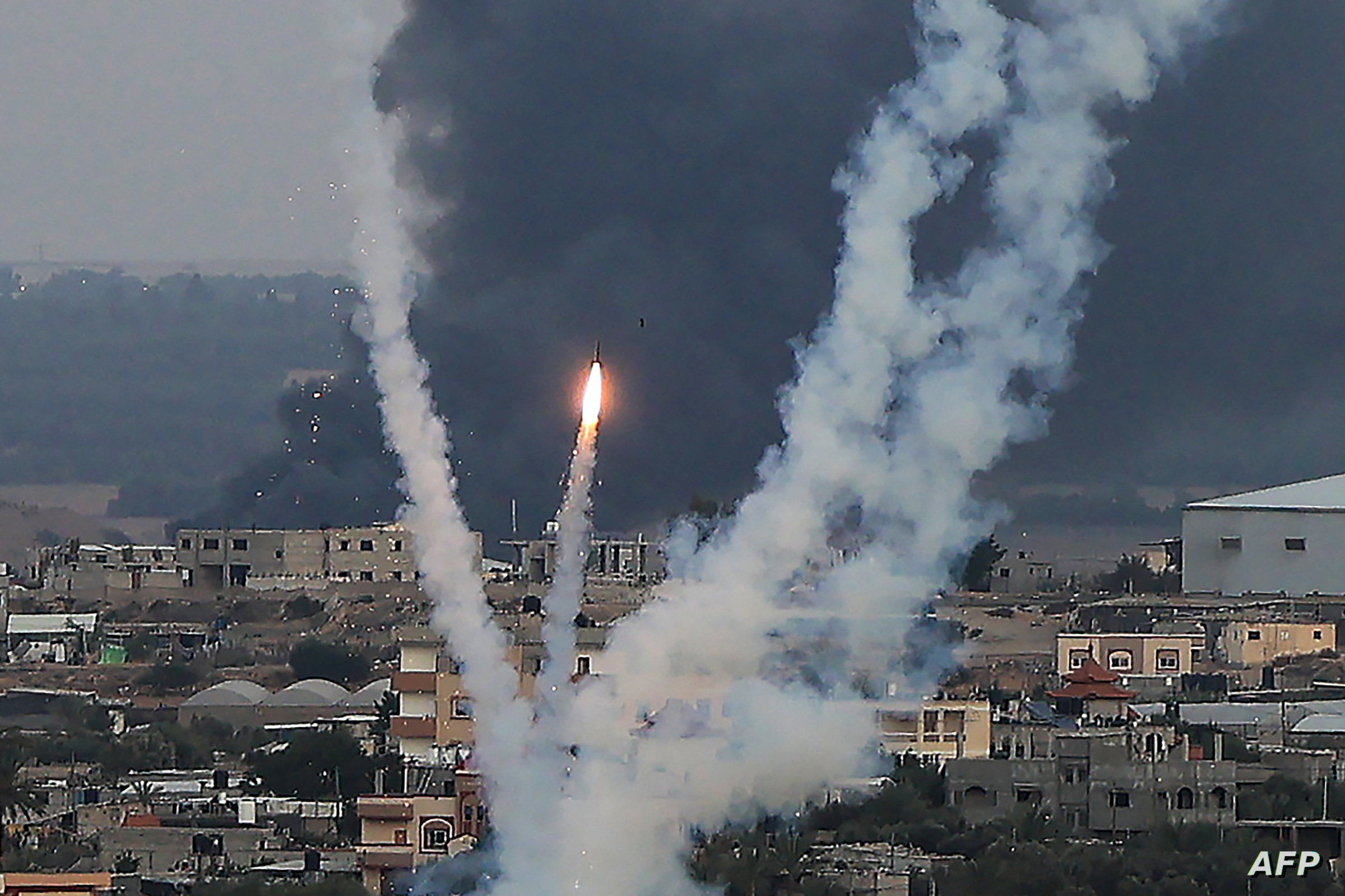 غارات جوية إسرائيلية تستهدف مدرسة تأوي نازحين وسوقاً في غزة، مما أسفر عن مقتل 38 شخصاً، وفقاً للمسعفين