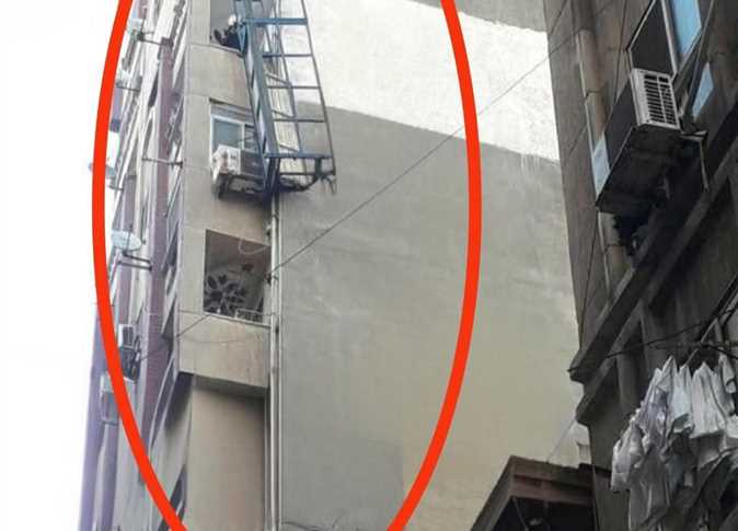 مصرع عامل وإصابة آخر سقطت بهما سقالة من أعلى عقار بالإسكندرية