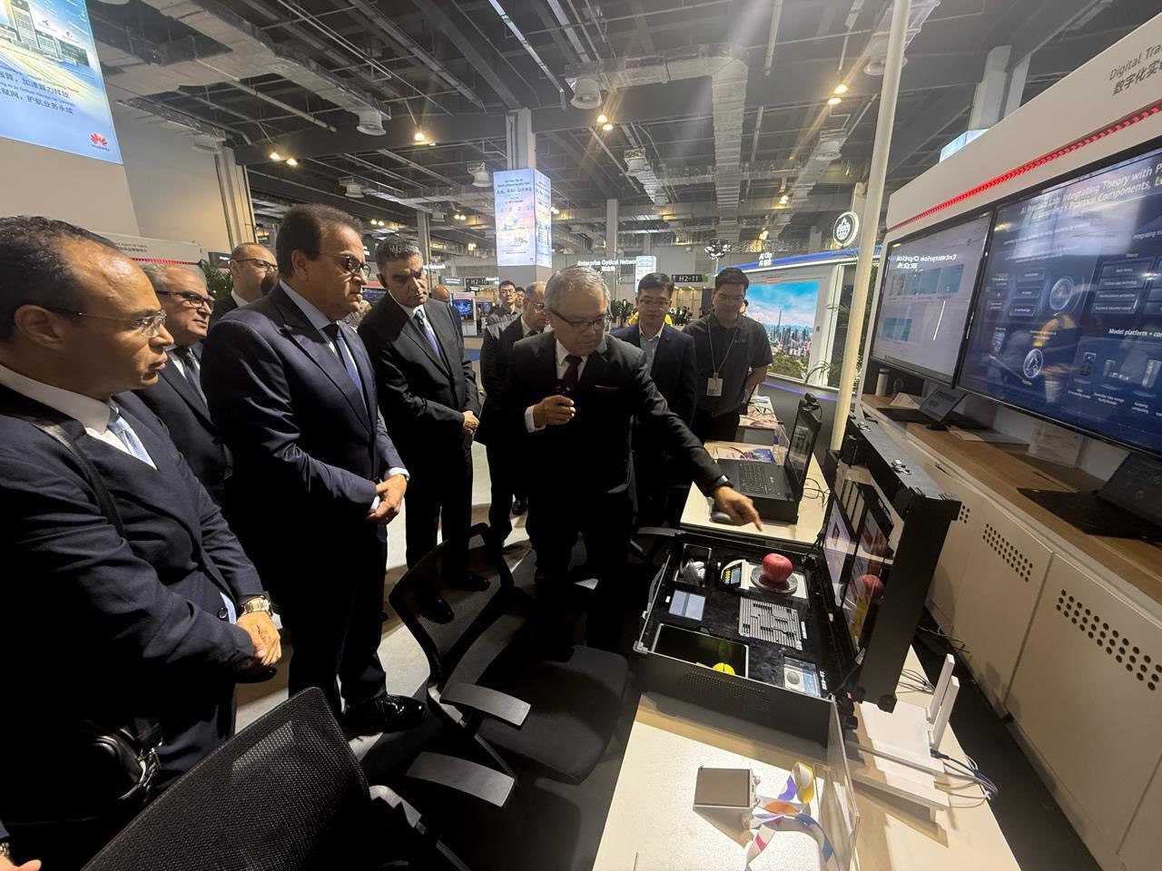 وزير الصحة المصري يبحث التعاون مع هواوي في الذكاء الاصطناعي الطبي بمؤتمر هواوي كونكت 2025 في شنغهاي