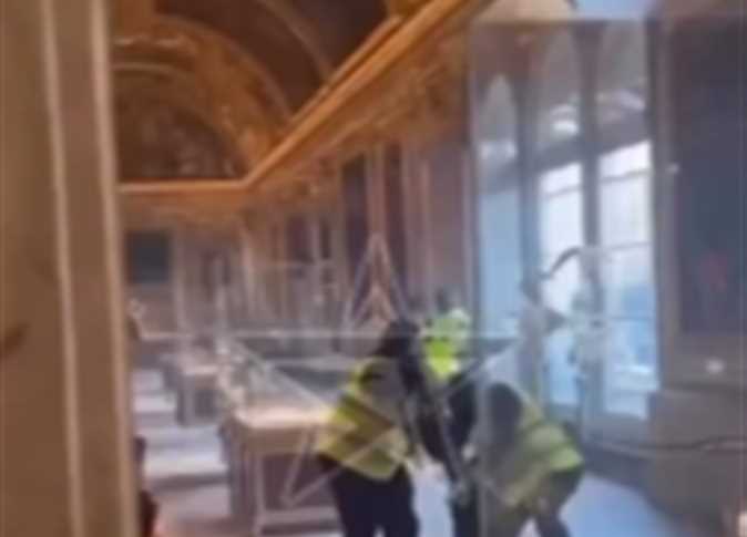 «لقطات تظهر هروب لصوص متحف اللوفر عند سماع صافرات الإنذار»