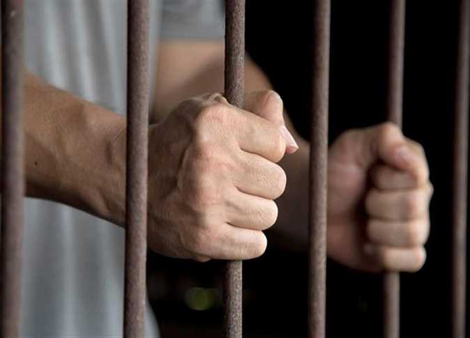 عاطل يعذب طفلًا بمساعدة والدته في الإسكندرية.. وقرار عاجل من النيابة للمتهمين