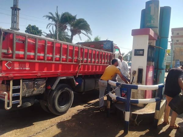 محافظ أسيوط يوجه بتكثيف حملات الرقابة على المواقف ومحطات الوقود والأسواق لضبط المخالفين ومنع استغلال المواطنين