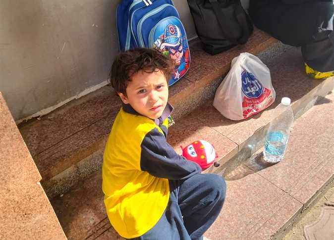 بلعبته وشنطته.. ياسين ينتظر جثمان أمه ليودعها الوداع الأخير