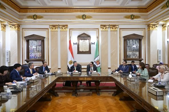  رئيس جامعة القاهرة يستقبل وفد الجمعية الصينية للتعليم العالي لبحث التعاون الأكاديمي والبحثي