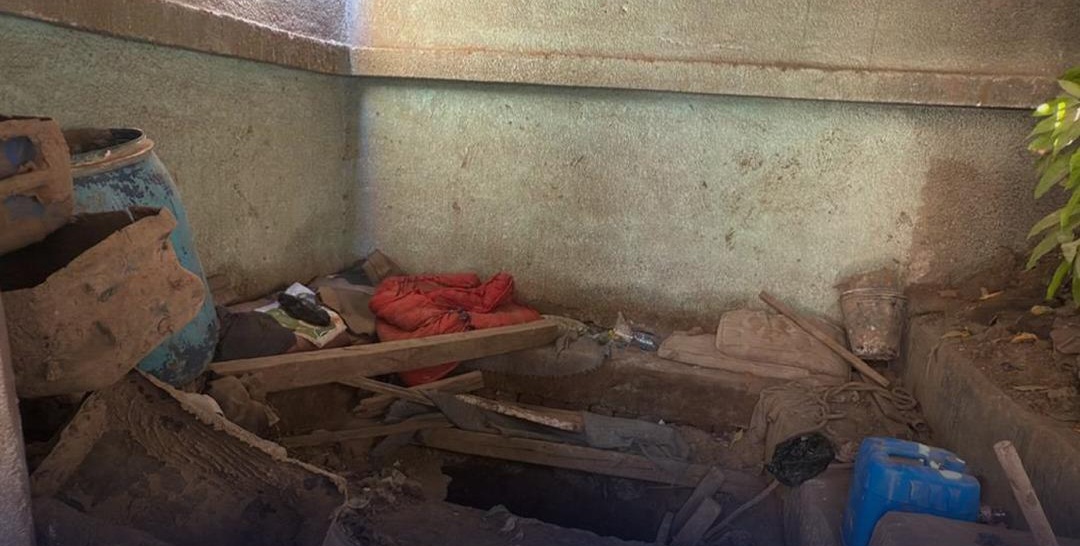 بالصور.. النيابة الإدارية تكتشف سردابًا غامضًا وأدوات تنقيب داخل مكتب صحة بدشنا بقنا
