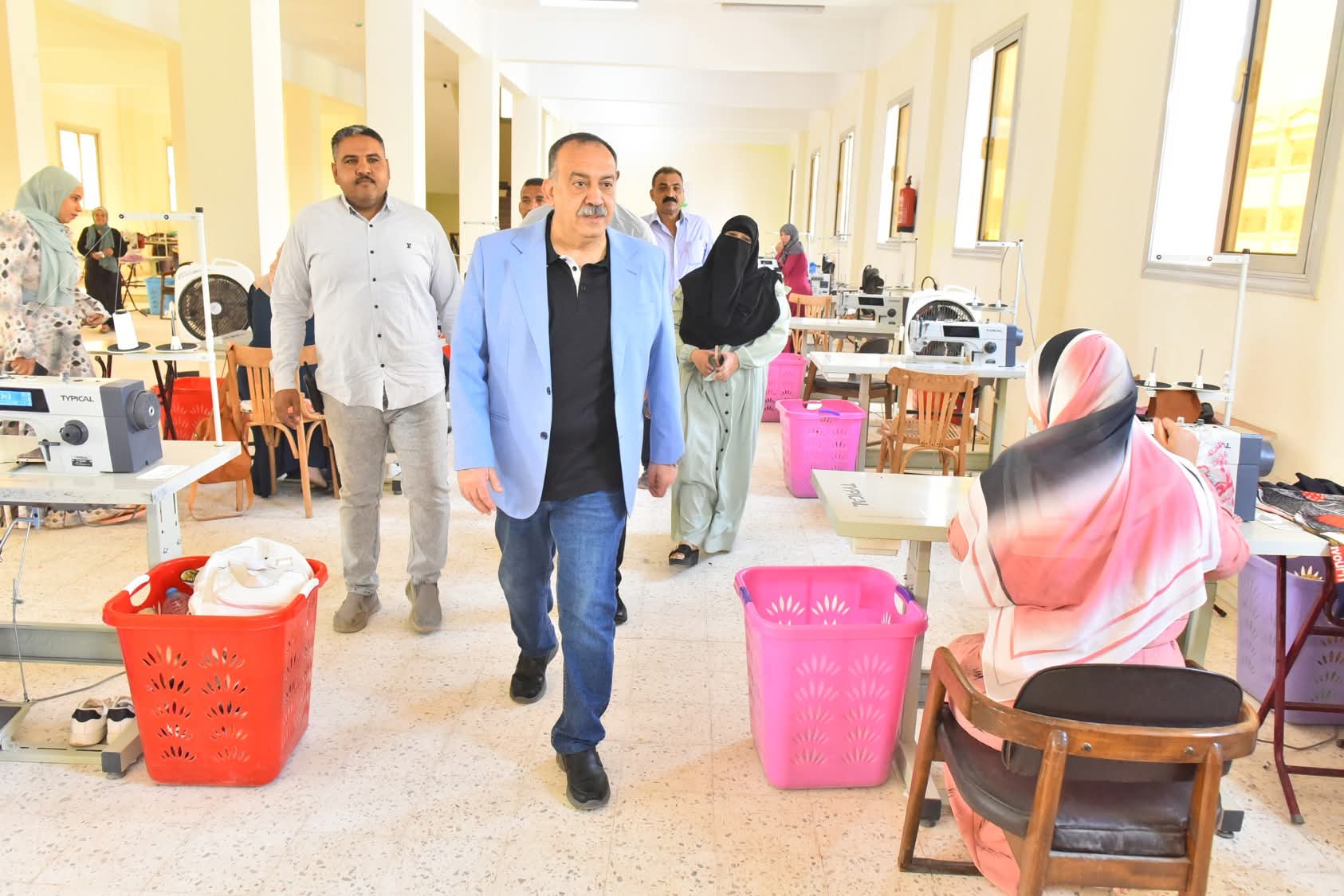 محافظ أسيوط يتفقد المجمع الصناعي الحرفي بالشامية.. دعم لتمكين المرأة وتنمية القرى
