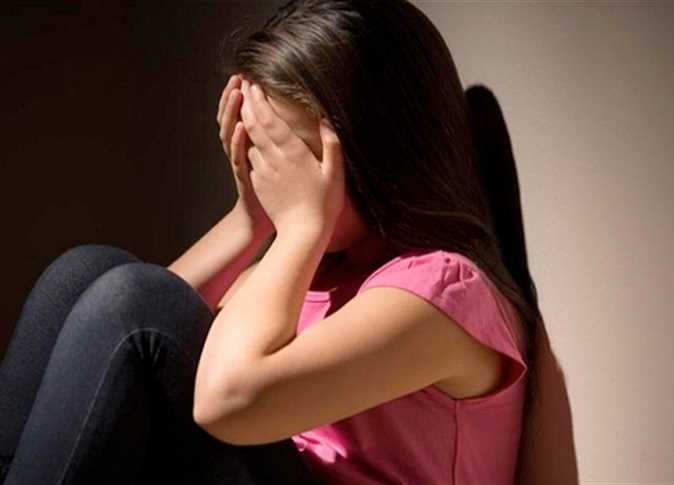 تأجيل محاكمة أب وشقيقه قتلا طفلة الأول عمدًا وعذبا شقيقتها بدعوى سوء سلوكهما