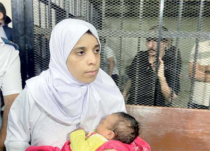 والدة «أطفال دلجا» تهاجم المتهمة بقتلهم في أولى جلسات محاكمتها