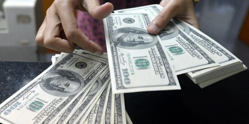 سعر الدولار والعملات في البنك المركزي وجميع البنوك المصرية 8-11-2025