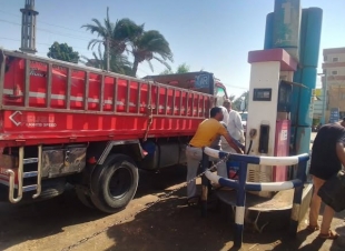 محافظ أسيوط يوجه بتكثيف حملات الرقابة على المواقف ومحطات الوقود والأسواق لضبط المخالفين ومنع استغلال المواطنين