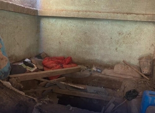 بالصور.. النيابة الإدارية تكتشف سردابًا غامضًا وأدوات تنقيب داخل مكتب صحة بدشنا بقنا